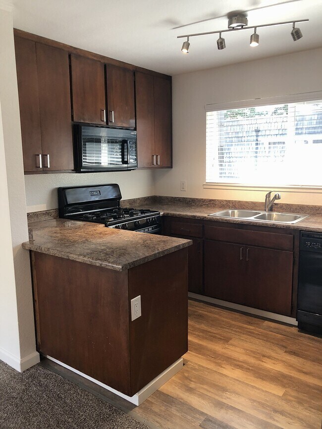 Foto del edificio - Cedarwood Apartments