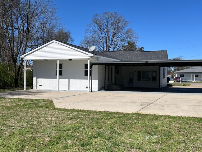 huge parking area - 2101 Jade Dr