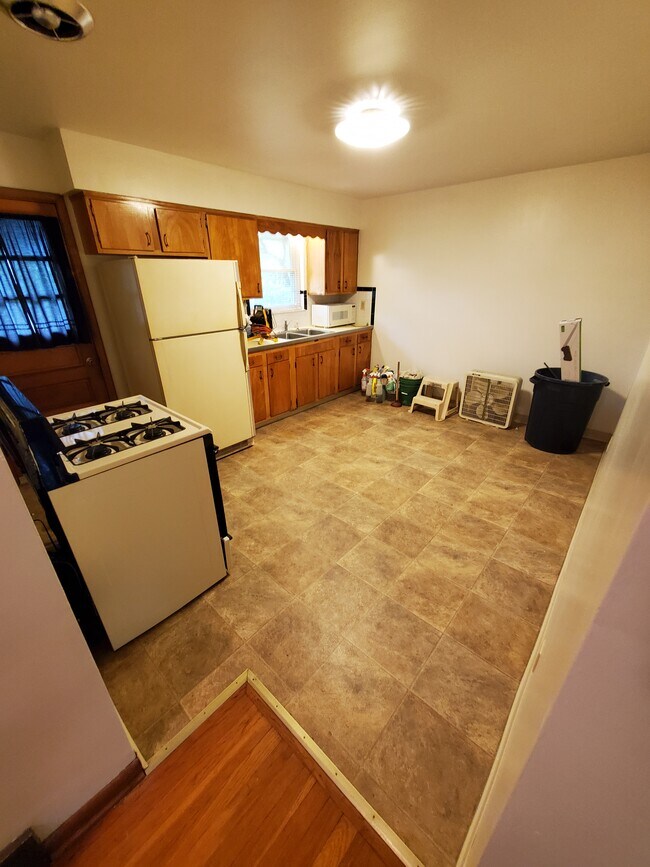 Kitchen - 1747 Oakland Park Ave