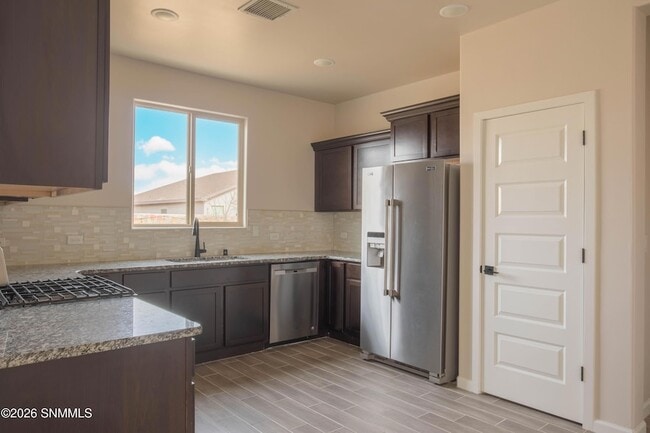 Foto del edificio - 4709 Elsinore Ave