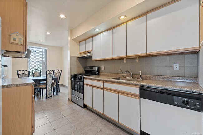 Foto del edificio - 67-50 Thornton Pl
