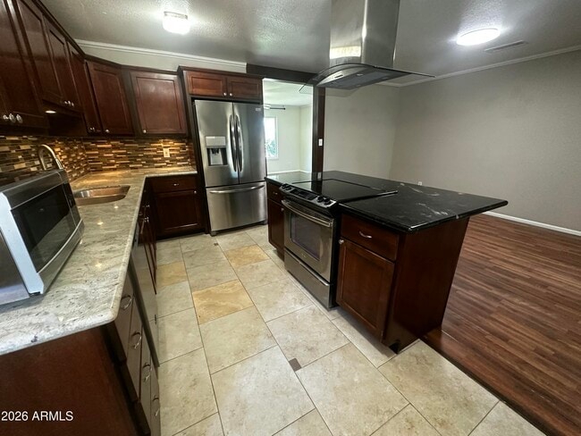 Building Photo - 8737 E Jackrabbit Rd