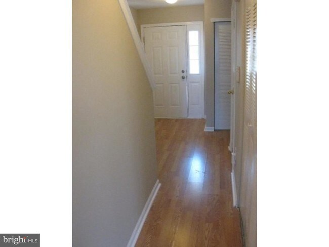 Building Photo - 6 Meadow Rue Ln