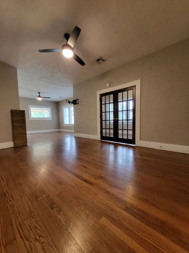 Building Photo - PRELEASING July 2024 - (3-4) Bed/(2) Bath ...