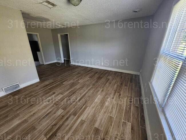 Building Photo - $1250 - 3 bedroom / 1 bathroom - Single Fa...