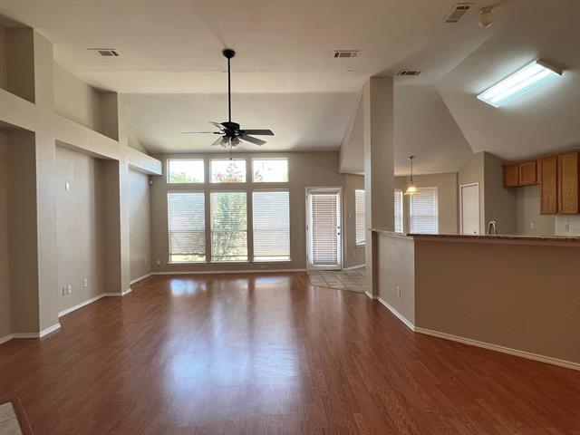 Foto del edificio - 217 Willowlake Dr