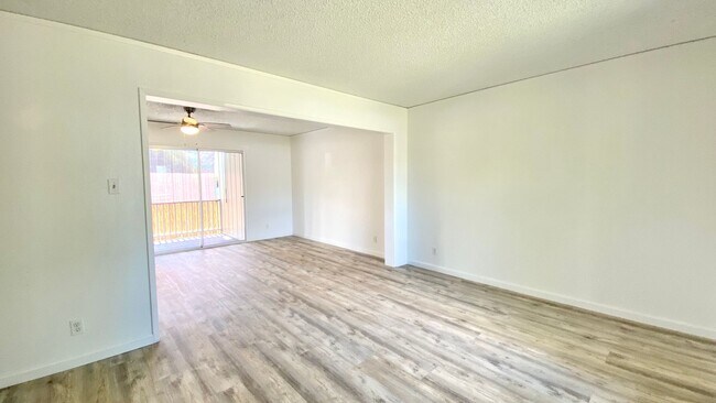 Foto del edificio - Renovated 3 BED/1.5 BATH/2 PRKG, Lanai and...