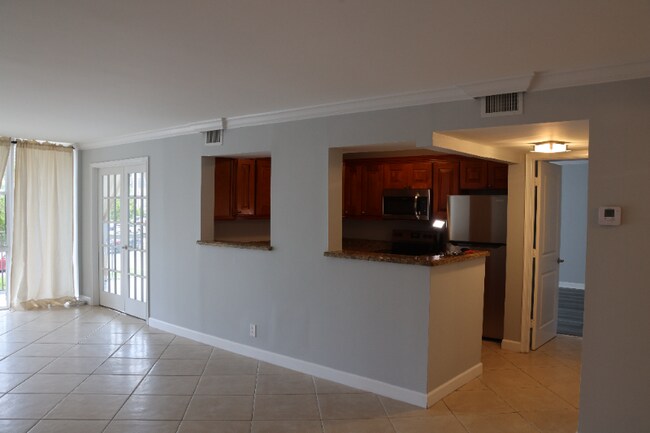 Building Photo - 1000 Parkview Dr S