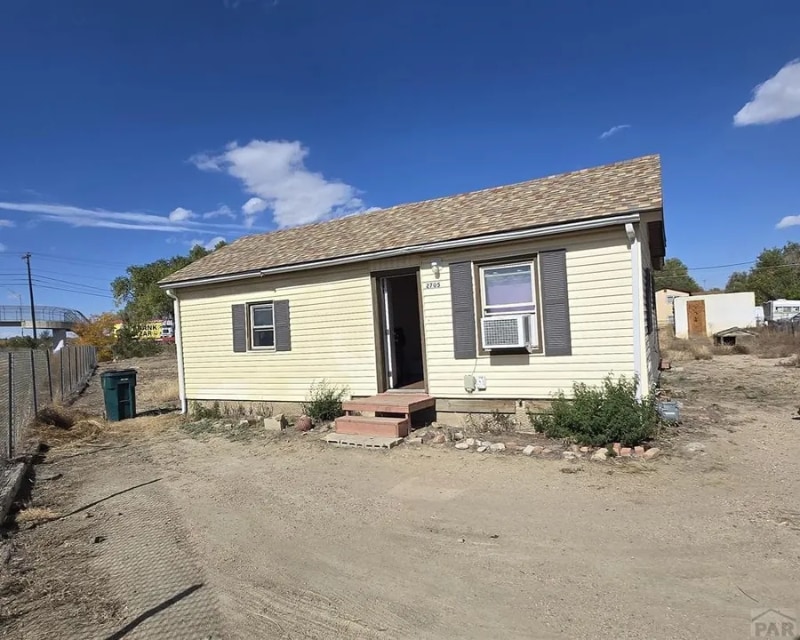 Primary Photo - 2705 E 10th St