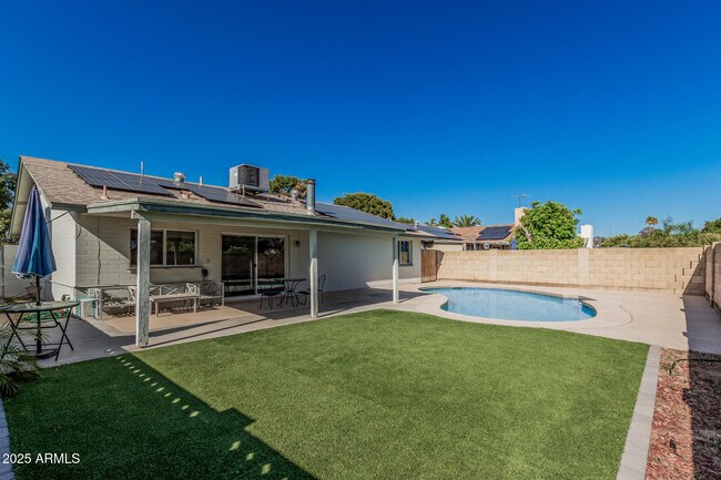 Building Photo - 3741 W Poinsettia Dr