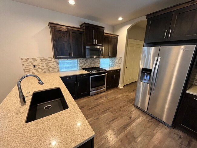 Building Photo - Spacious 3 Bed/2.5 Bath Single Family Home...