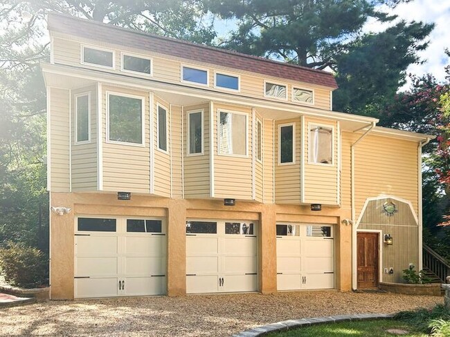 Building Photo - Luxury waterfront property