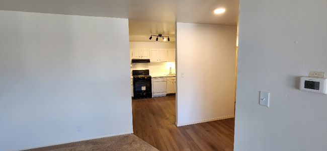 Foto del edificio - 2588 N Frederick Ave