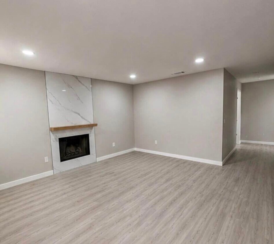Building Photo - 2725 Petersburg Dr