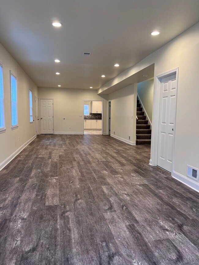 Building Photo - 5BR 3bath with office house and parking no...