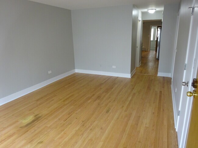 Building Photo - 5831 W Lawrence Ave