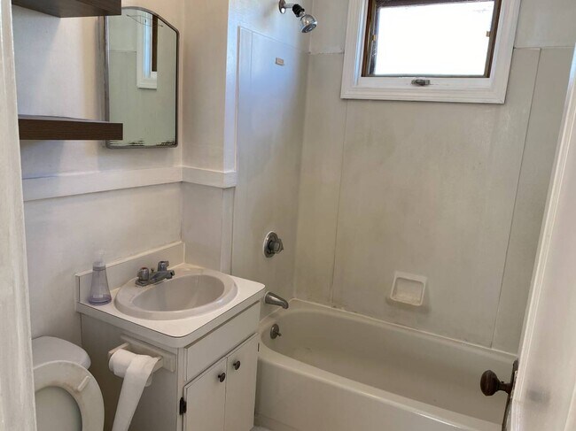 Building Photo - 2 Hastings St