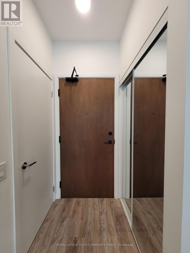 Photo du bâtiment - 4065-4065 Confederation Pkwy