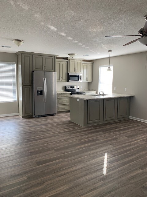 Foto principal - 30 Riverside Dr