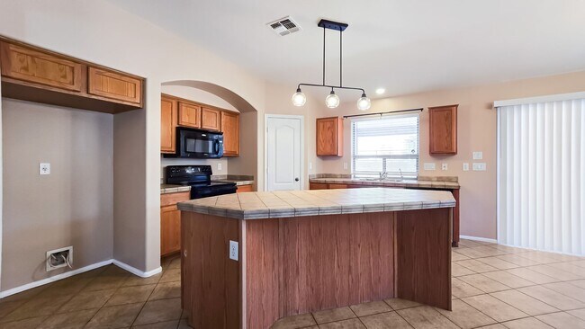 Foto del edificio - Excellent neighborhood & completely new in...