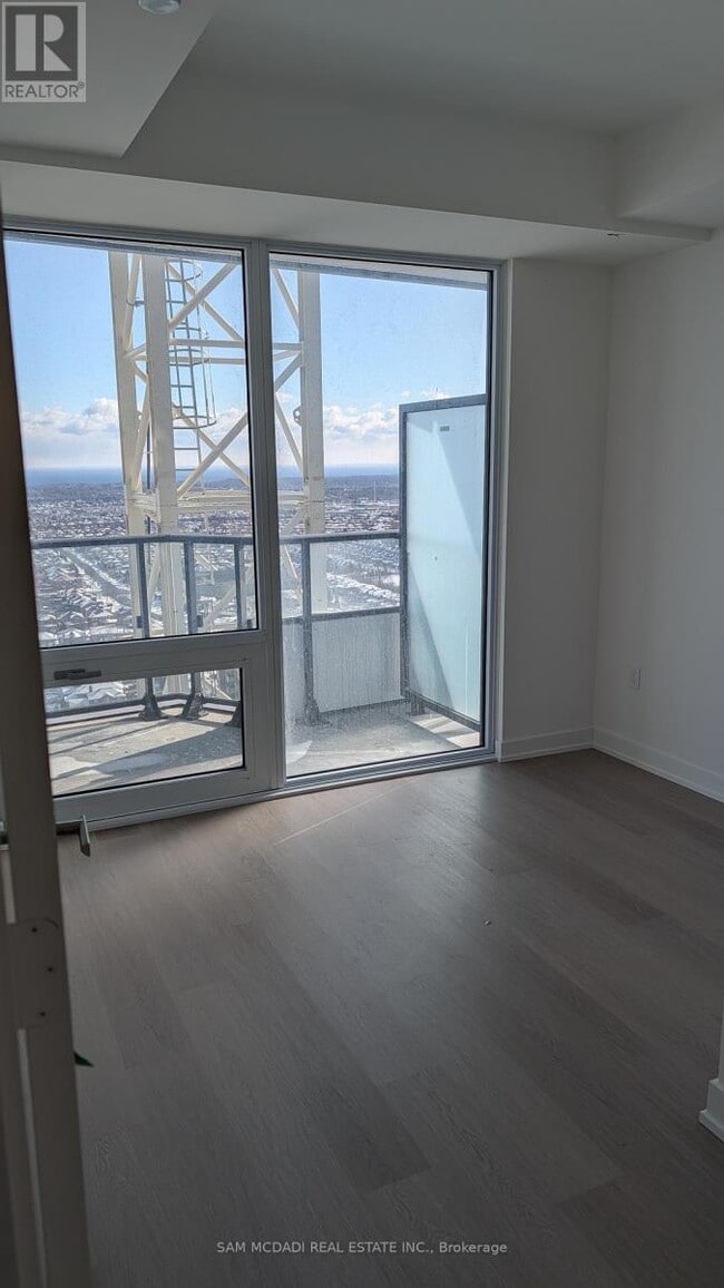 Building Photo - 448 Burnhamthorpe Rd W