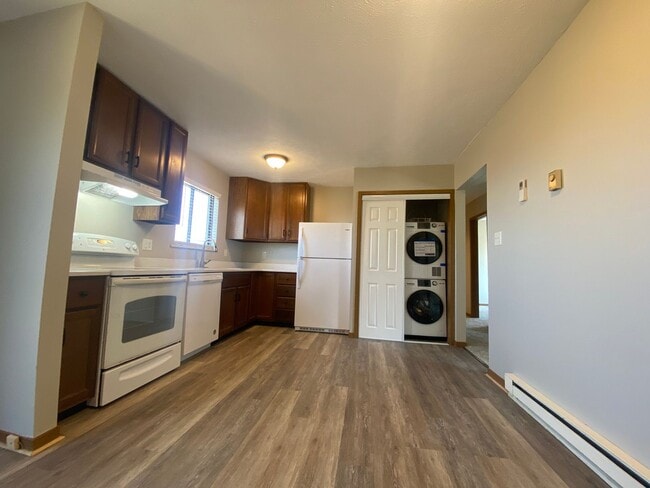 Building Photo - One level Home - 3 Bedroom w/ Garage- Available 08/05!