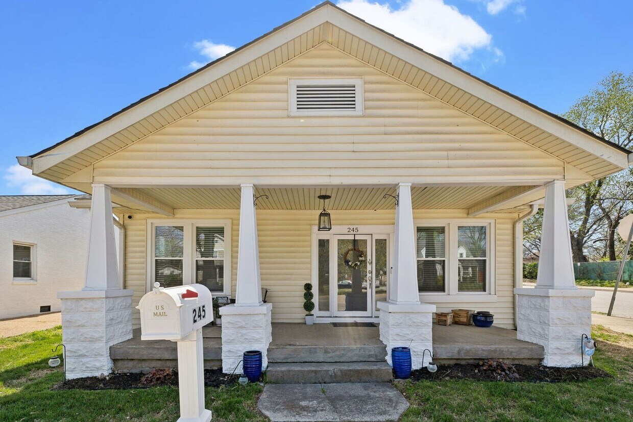 Foto principal - Charming Home For Rent - Less than $2000 p...