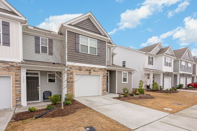 Building Photo - Well Maintained 3-Bedroom End Unit Townhom...
