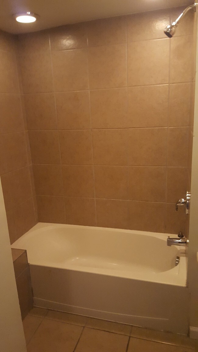 Foto del edificio - 1436 E 71st Pl