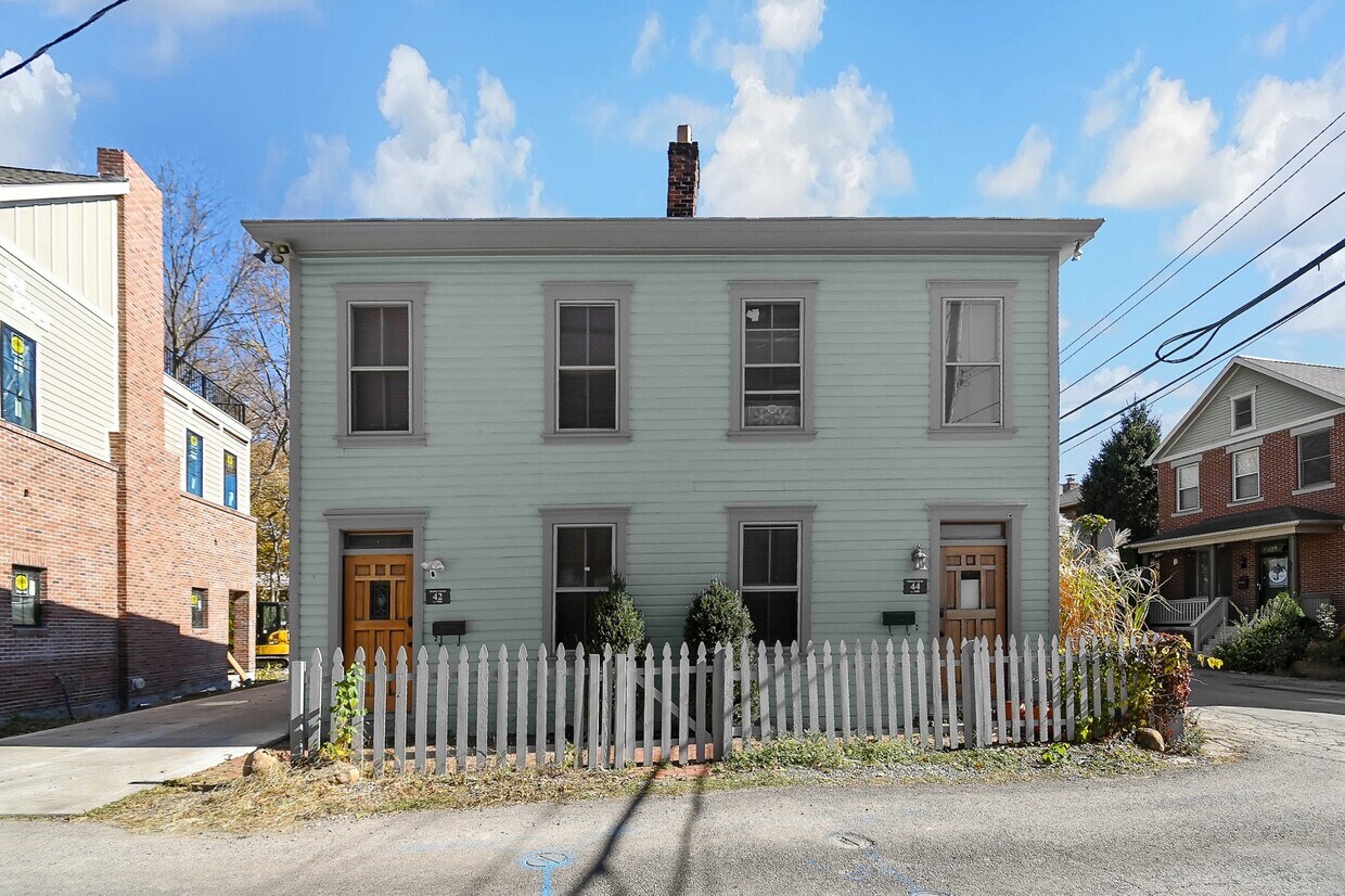 Primary Photo - 42 E Prescott St