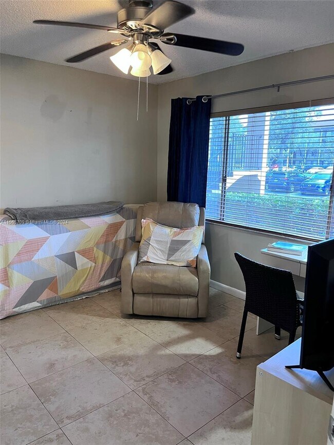 Foto del edificio - 900 SW 142nd Ave