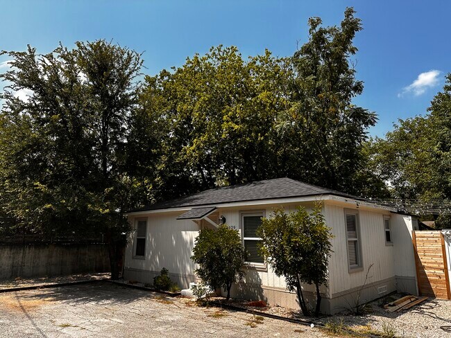 external view of apartment - 2929 E 12th St