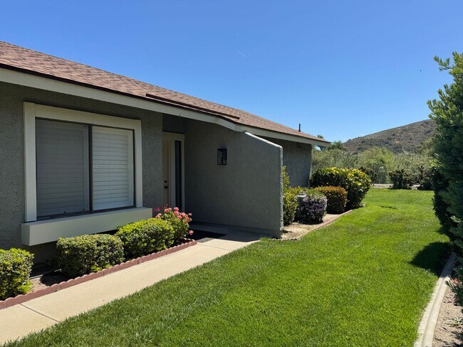 Building Photo - Perimeter location with great views - Leis...