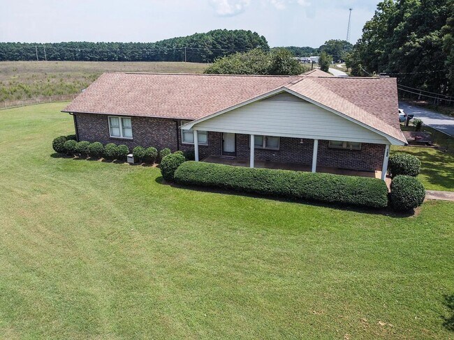 Foto del edificio - 600 Garrison Rd