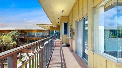 Building Photo - 4850 SW 63rd Terrace