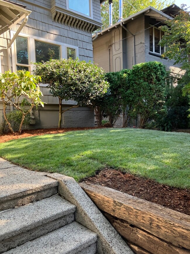 Building Photo - 746 Broadway E