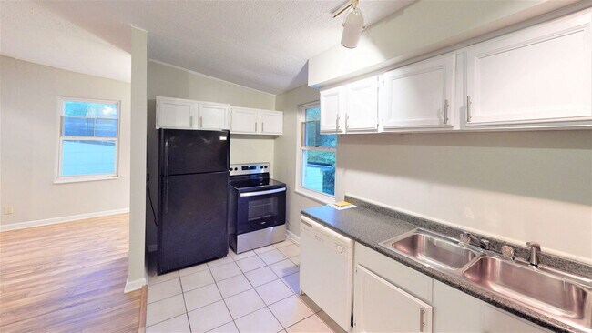 Building Photo - 2667 Bellevue Ave