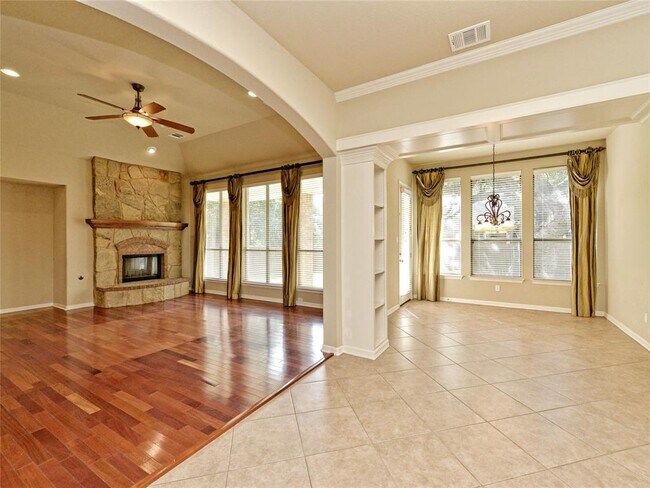 Foto del edificio - 823 Hidden Glen Dr