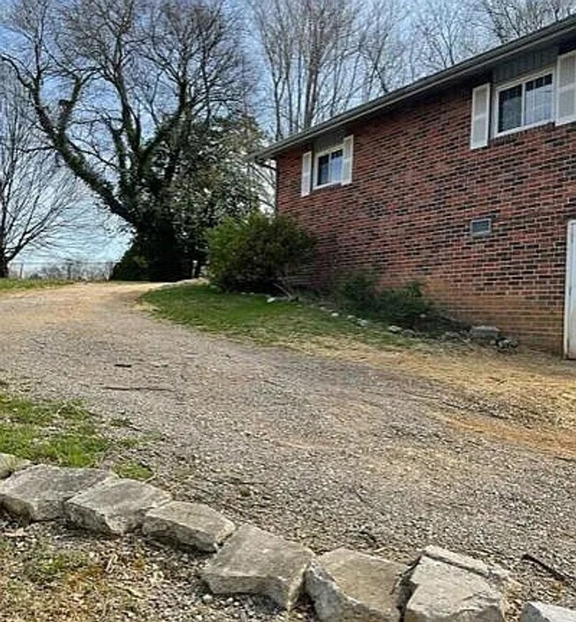 Foto del edificio - Knoxville 37930 - 3 bedroom, 1 bath home - Contact Howard Grower (865) 705-0969