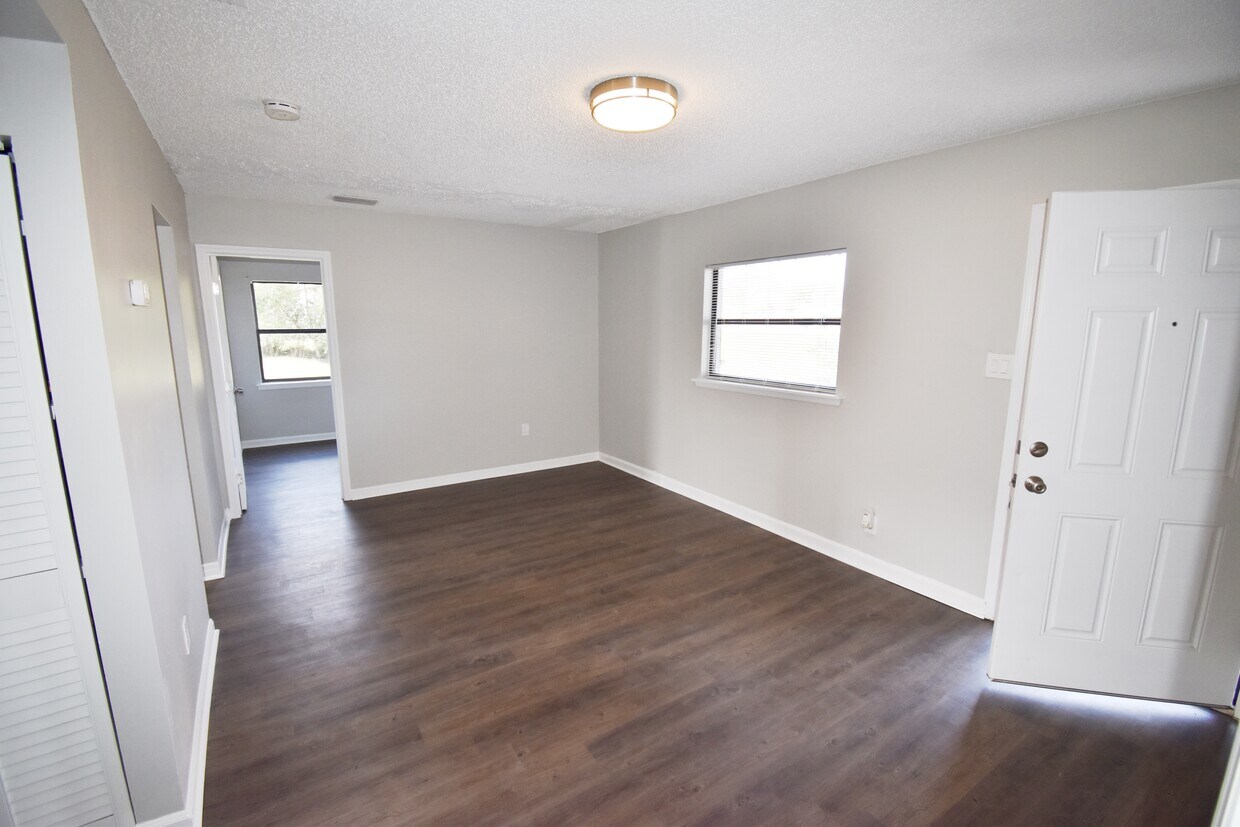 Bright Entry Foyer with new paint and flooring - 1901 County Rd 220