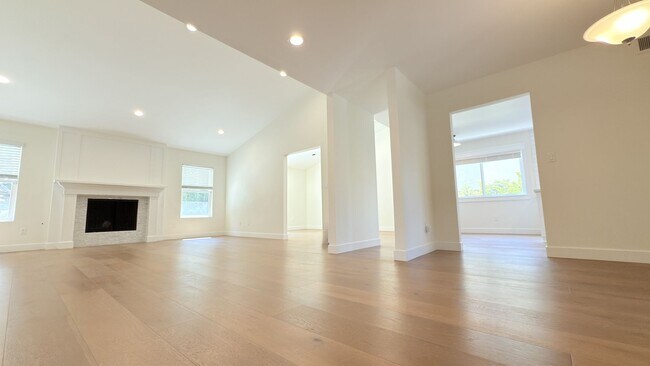 Building Photo - Modern 3-Bedroom Retreat in West Hills wit...