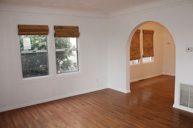 Building Photo - 3 Bedroom, 2 Bath in Single Family Home with BONUS Room Close to Downtown Pittsburg/BART