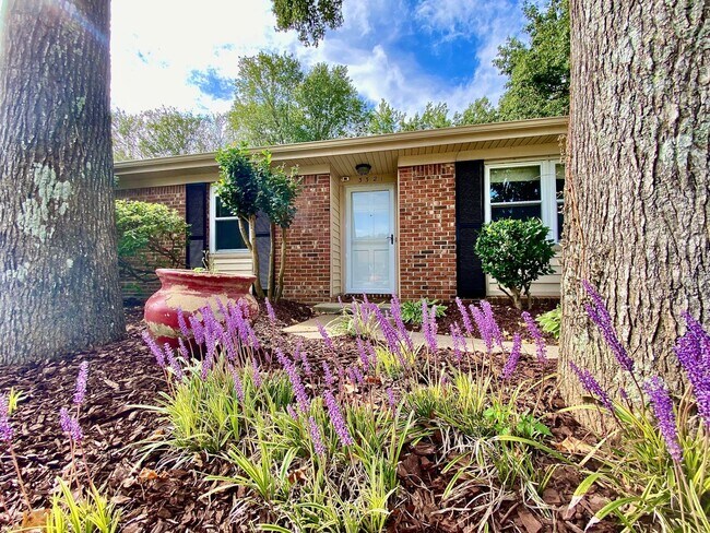 Foto del edificio - Charming Ranch-Style Home With Garage Avai...