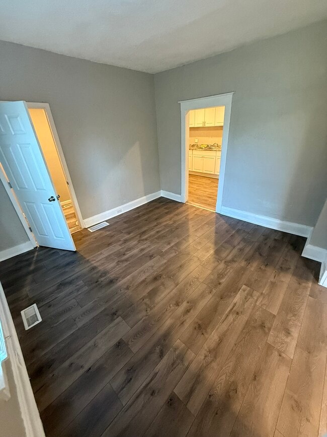 Building Photo - 659 Stebbins St