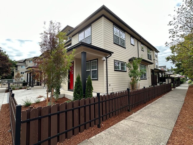 Building Photo - New 5 Bedroom / 5.5 Bath Townhome w/ A/C i...