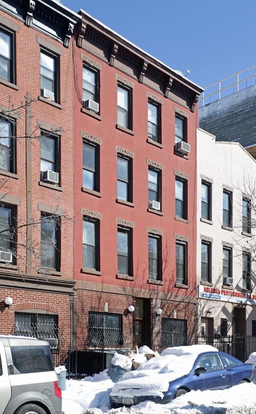 Foto principal - 695 Union St