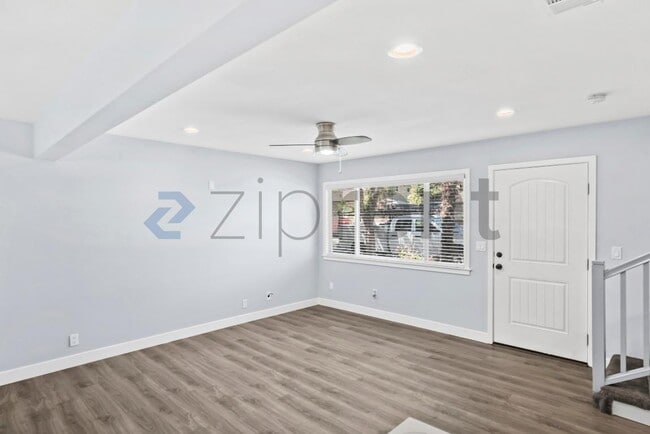Building Photo - Unit Apt 2