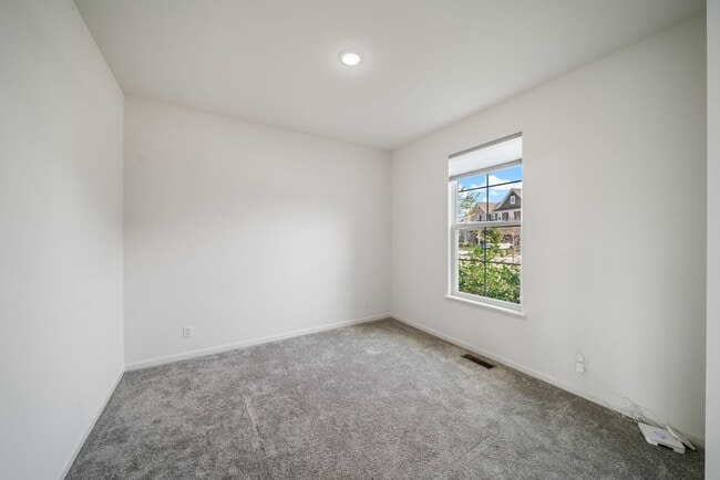 Building Photo - 356 S Pointe Ave