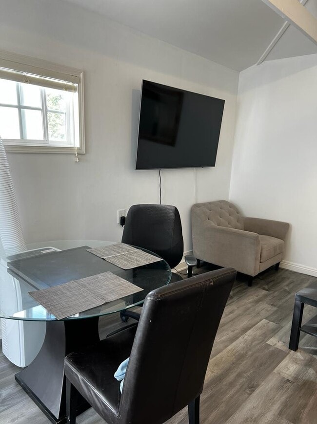 Building Photo - 340 1/2 Rennie Ave