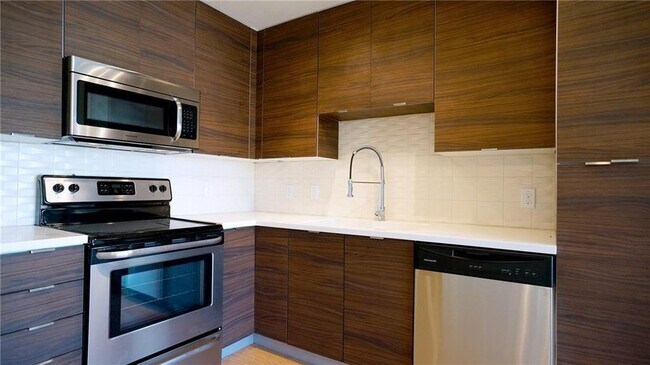 Building Photo - 604 N Bluff Dr